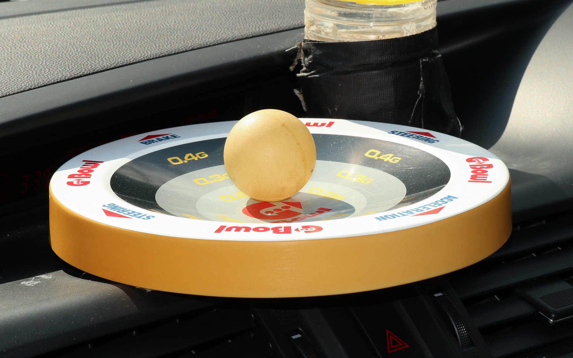 車両に発生するGを可視化する「Gボール」をインパネに設置