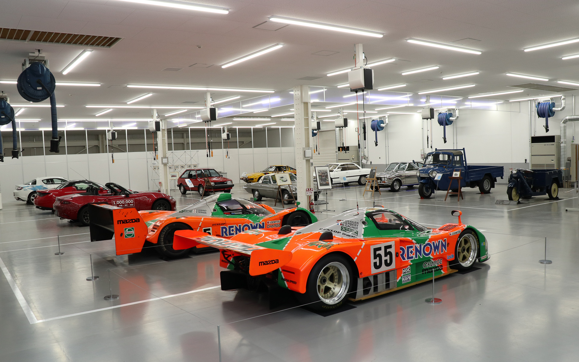 バックヤードで保管されている「マツダ 787B」（レプリカ）やモーターショー出品車両などの見学時間も用意された