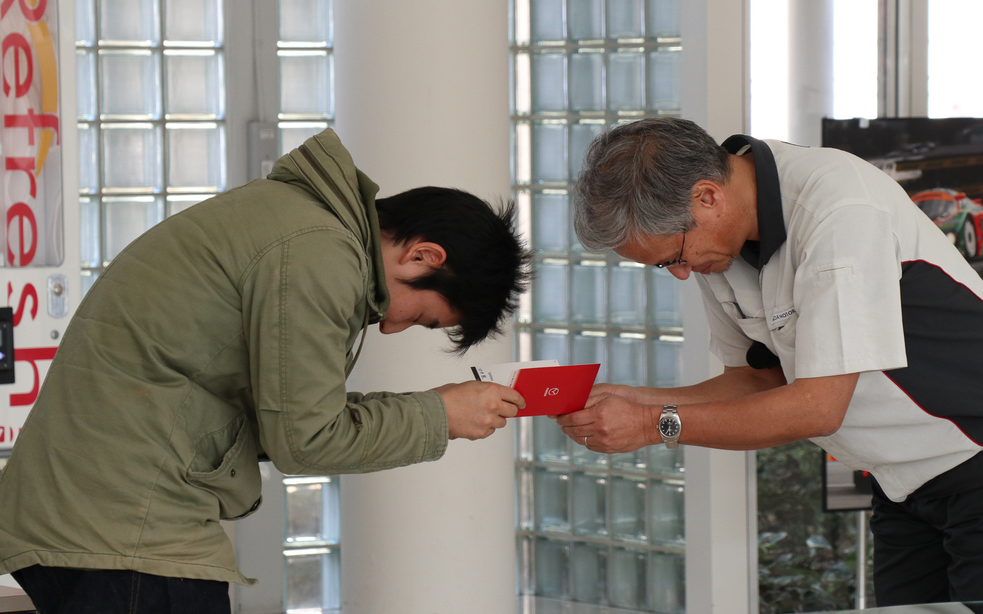 参加の記念品として講師全員のサインが書かれた修了証が虫谷氏から1人ひとりに手渡された