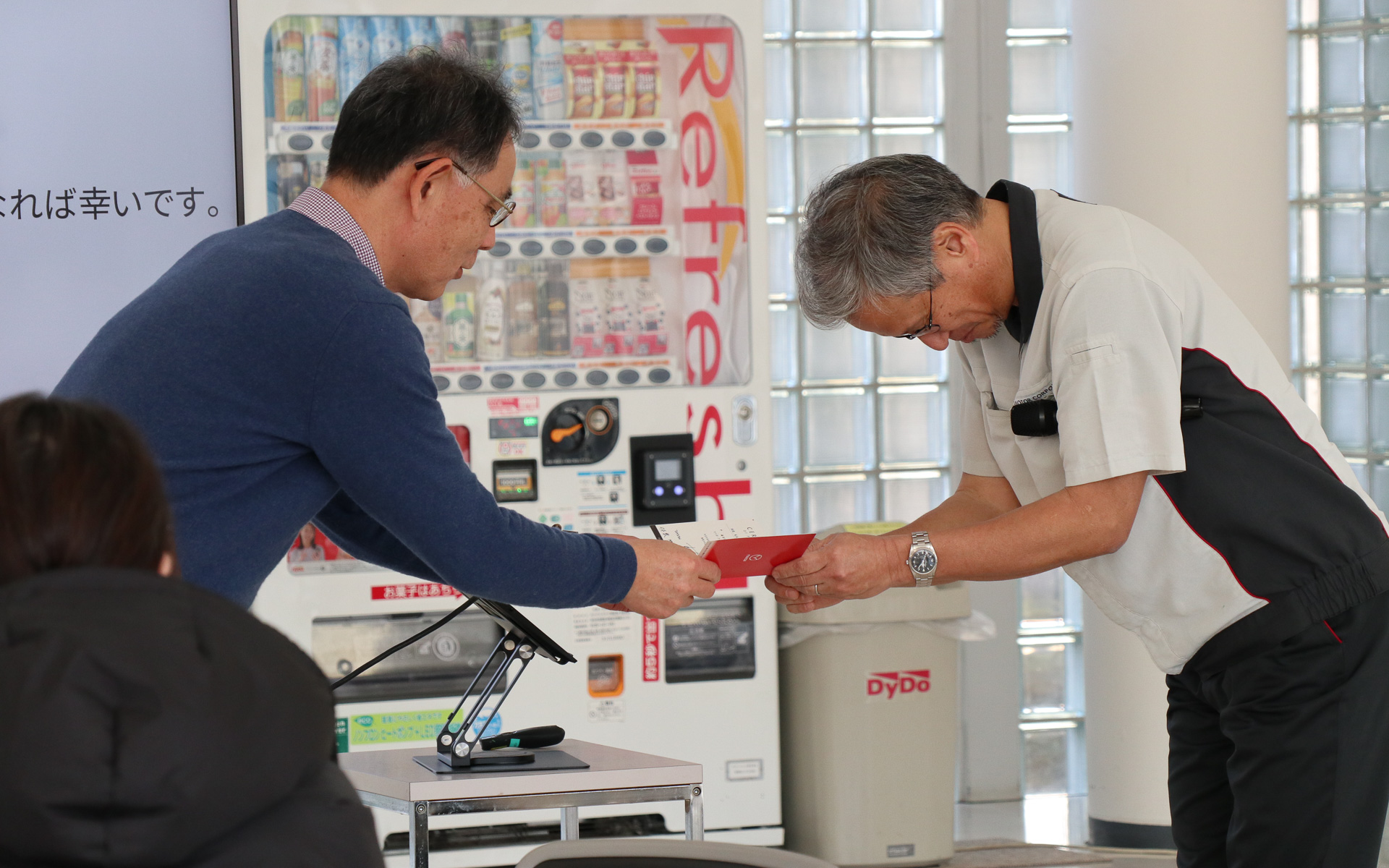 参加の記念品として講師全員のサインが書かれた修了証が虫谷氏から1人ひとりに手渡された