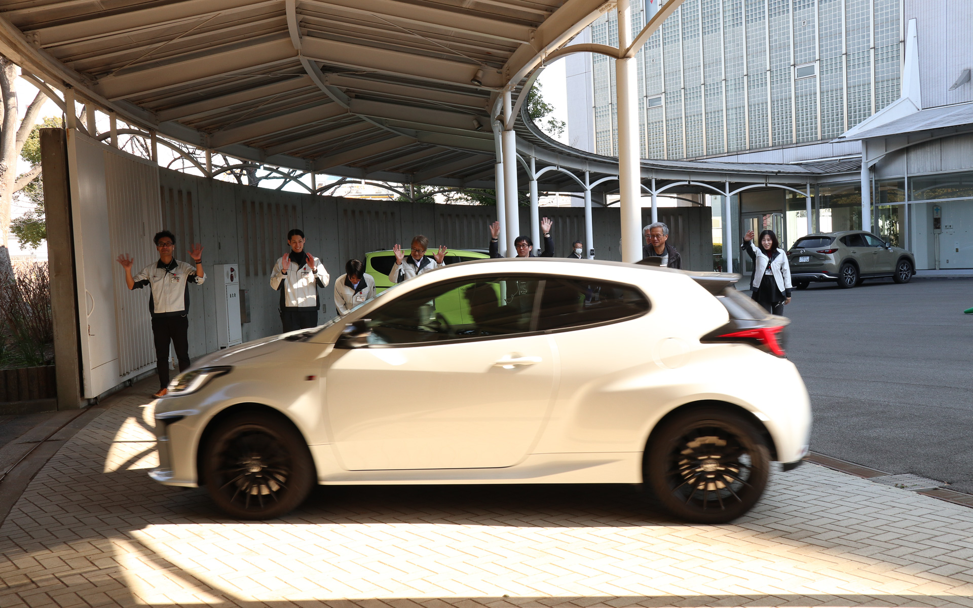 講師全員で参加者をお見送りしてドライビングレッスンが終了