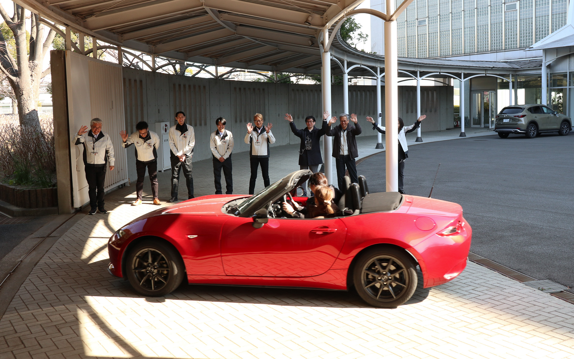 講師全員で参加者をお見送りしてドライビングレッスンが終了