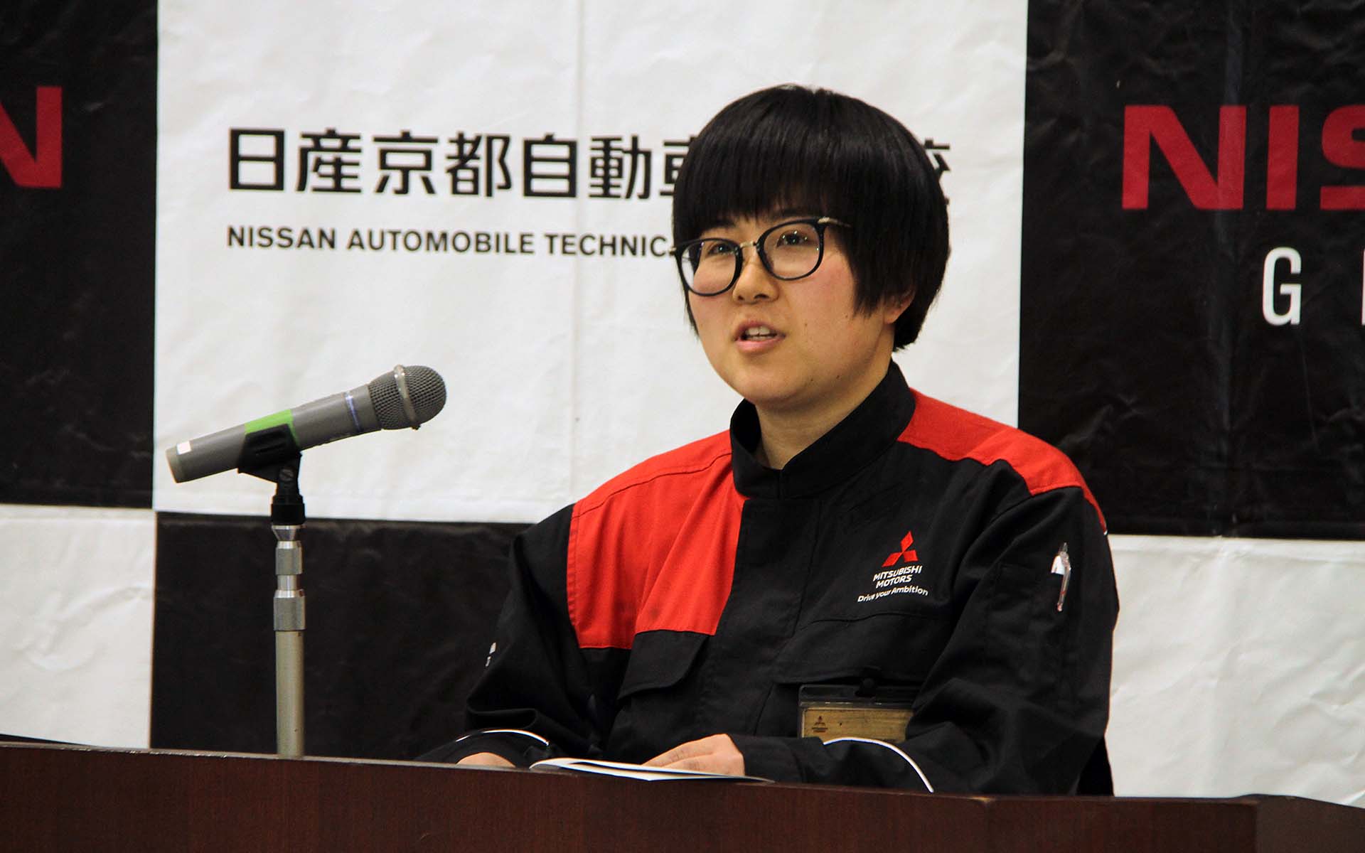 日産京都自動車大学校の卒業生である西日本三菱自動車販売株式会社 門真店 サービス課の藤本優輝さんは、在校生にアウトランダーPHEVの特徴について語った