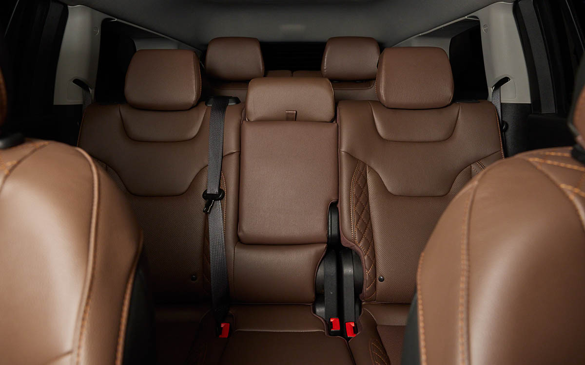 コマンダーは3列シートを備えるミッドサイズSUV。ジープ初のディーゼルエンジンを搭載している