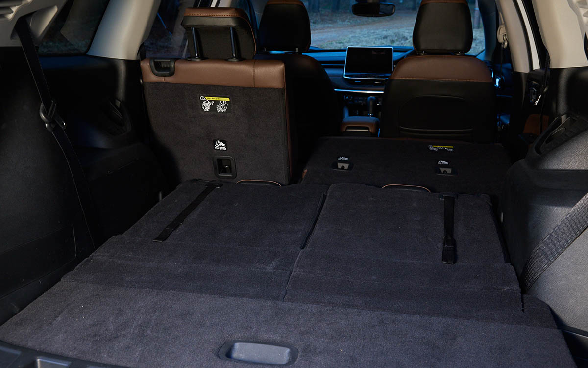 コマンダーは3列シートを備えるミッドサイズSUV。ジープ初のディーゼルエンジンを搭載している