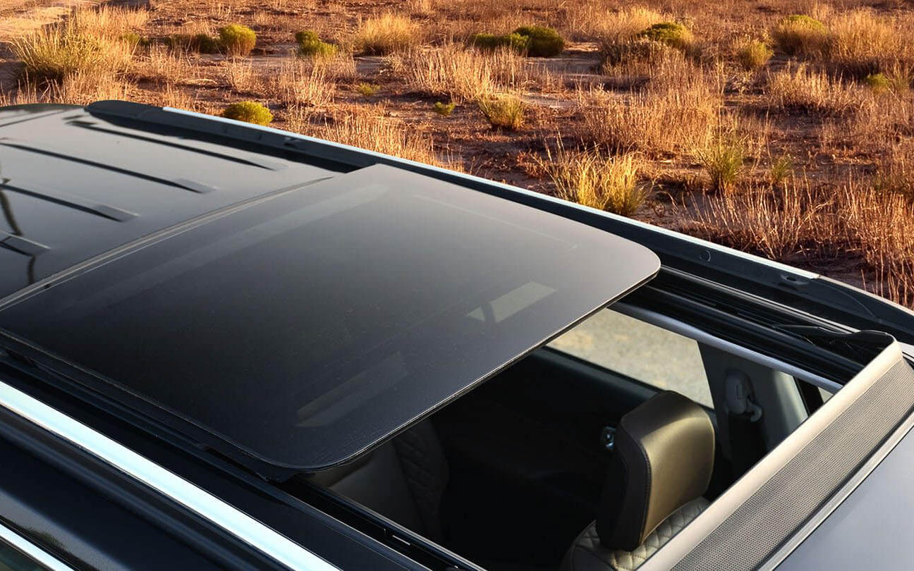 パノラミックサンルーフを追加装備