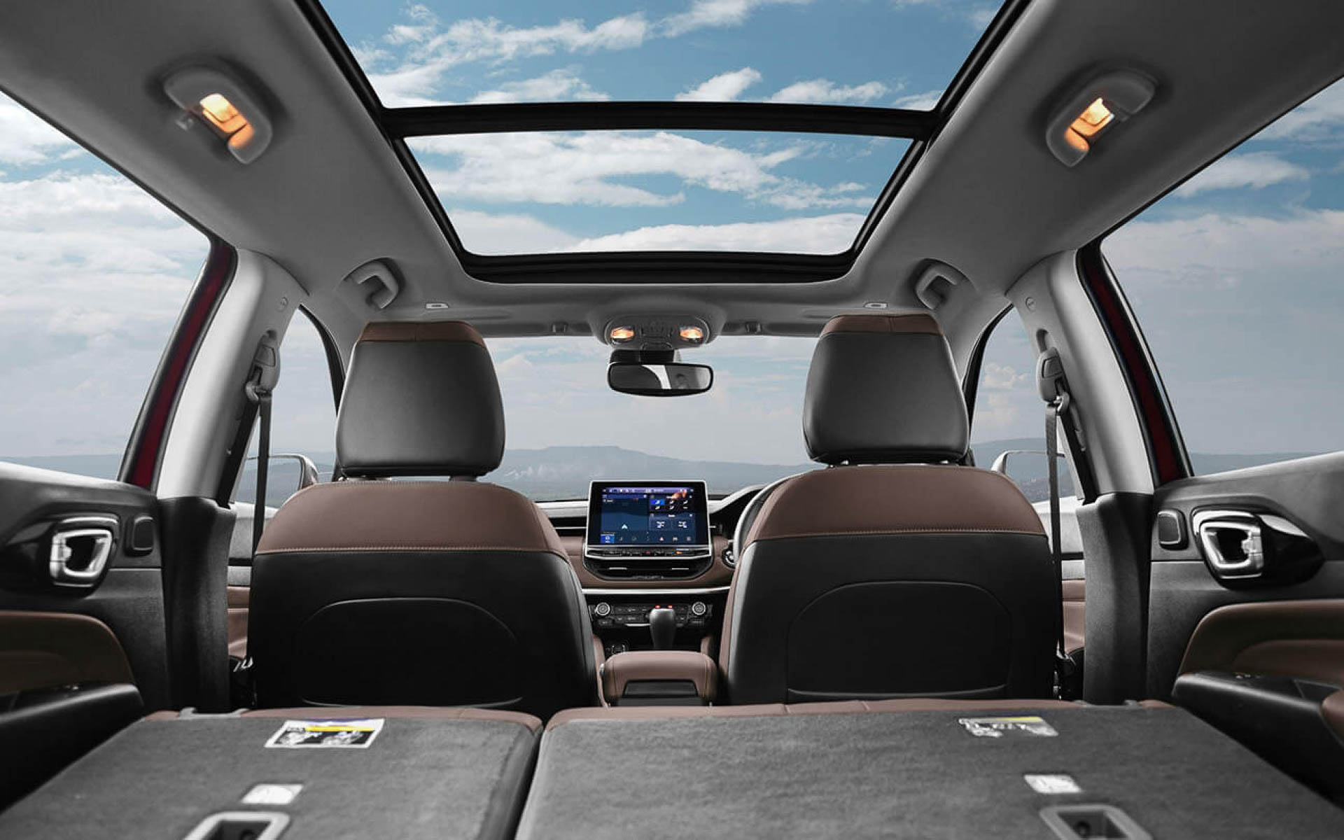 パノラミックサンルーフを追加装備