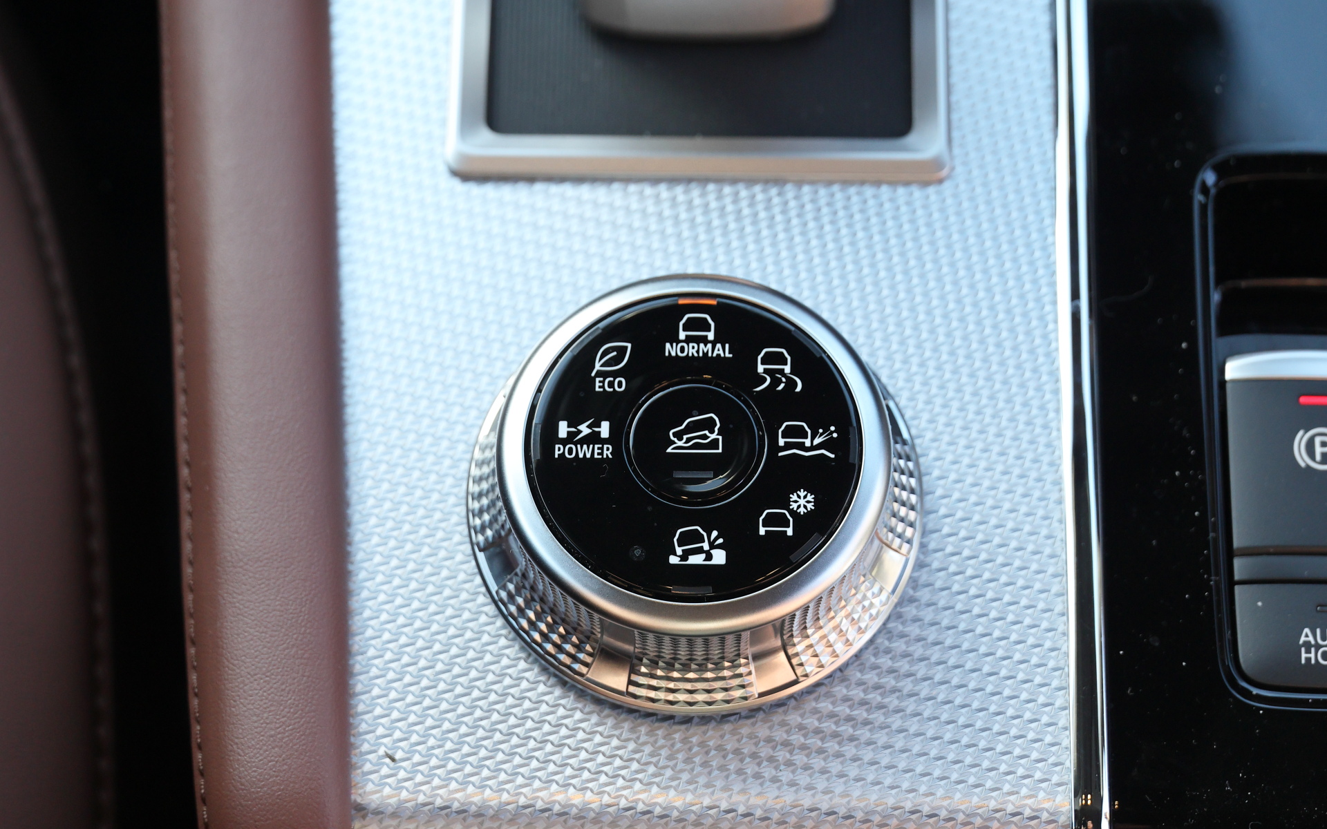 ダイヤル式のドライブモードではPOWER、ECO、NORMAL、TARMAC、GRAVEL、SNOW、MUDから選択可能