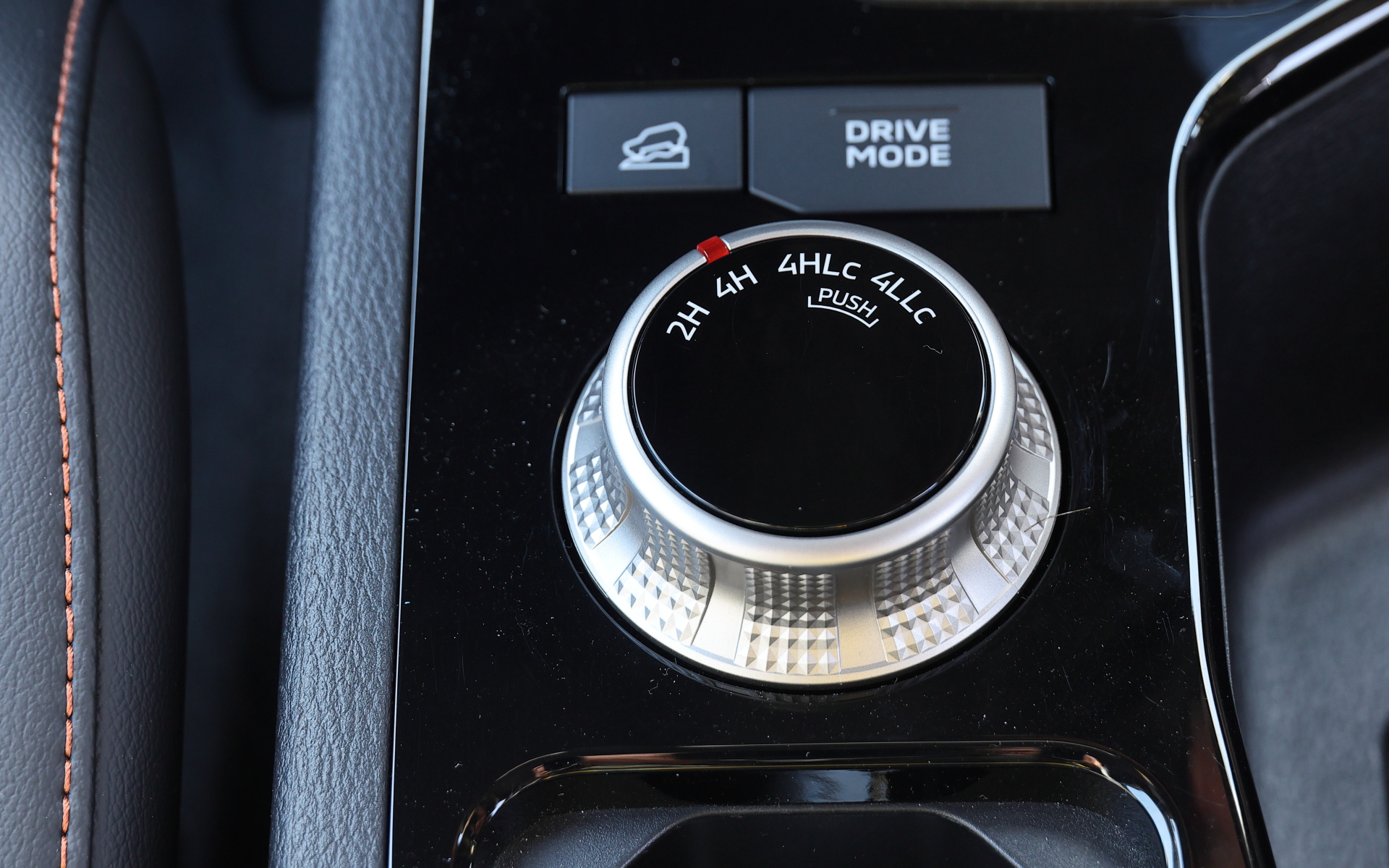 スーパーセレクト4WD-IIでは2輪駆動の「2H」、フルタイム4WDの「4H」、センターデフロックの「4HLc」、センターデフロックでローギヤになる「4LLc」から選択でき、ダイヤルで切り替えが可能