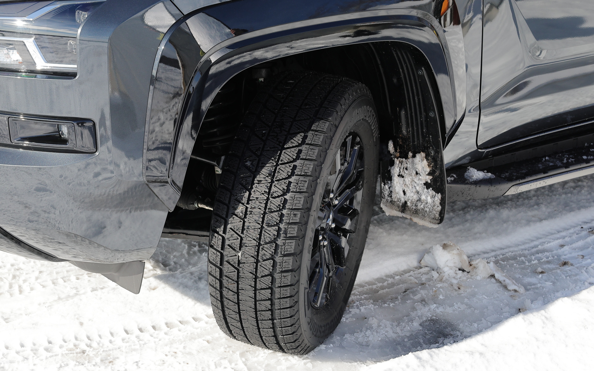 装着タイヤはブリヂストンのスタッドレスタイヤ「ブリザック DM-V3」（265/60R18）