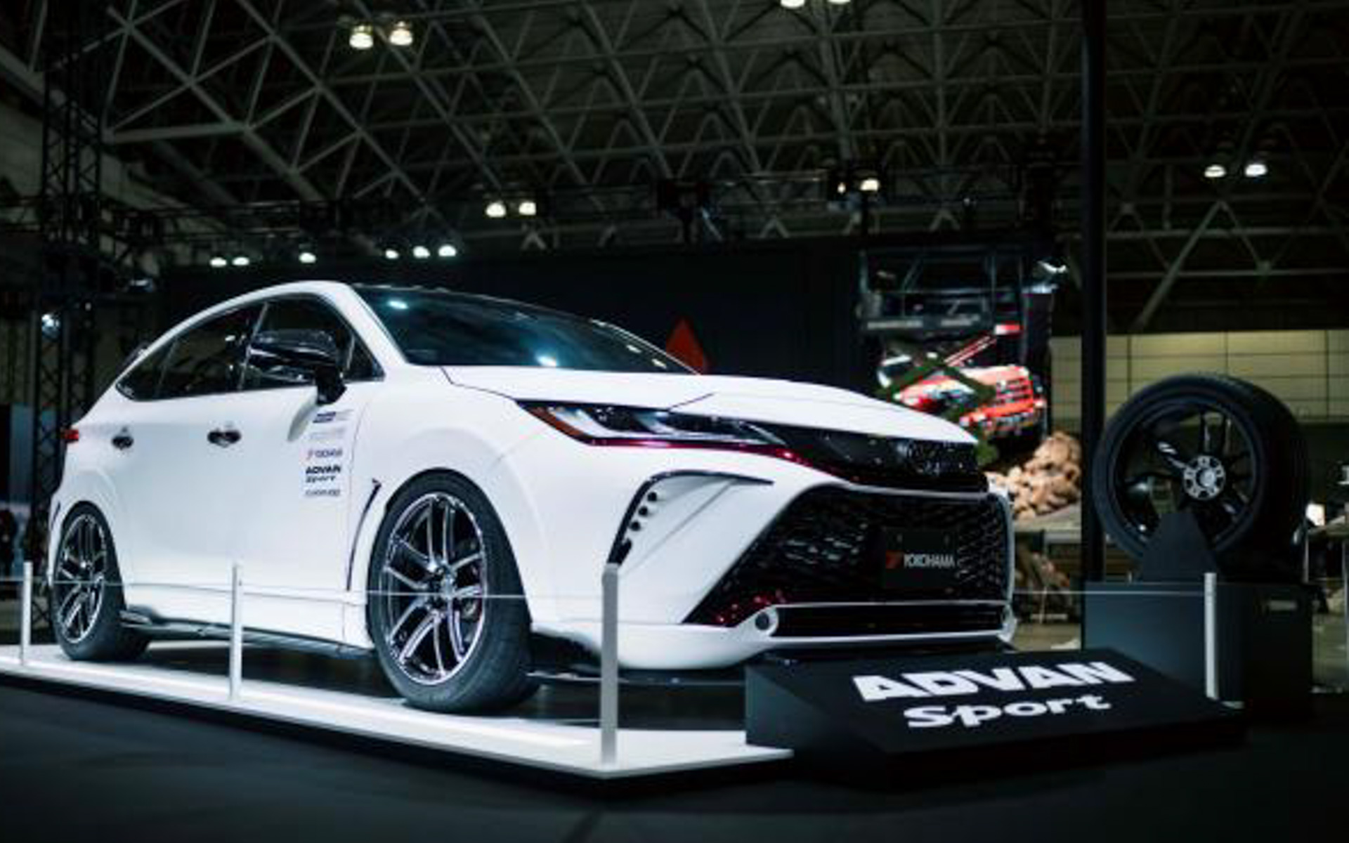 ARTISAN SPIRITSのフルエアロを装備した「トヨタ・ハリアー」