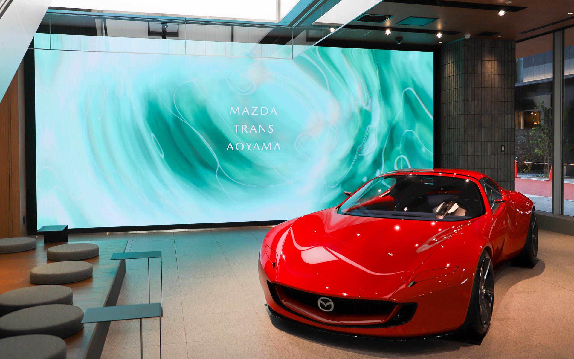 2月6日にオープンするブランド体感施設「MAZDA TRANS AOYAMA（マツダ トランス アオヤマ）」。1階の車両展示スペースには、今後「ロードスター35周年記念車」なども展示予定