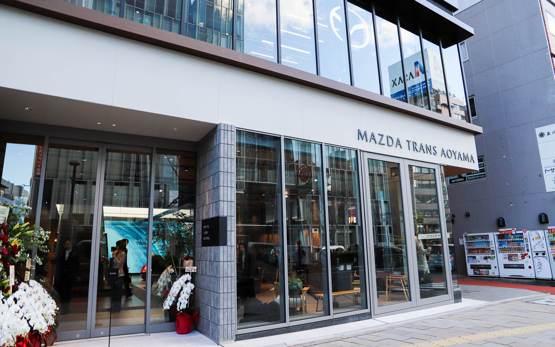 MAZDA TRANS AOYAMAの外観。ガラス張りのため、カフェの様子もうかがえる