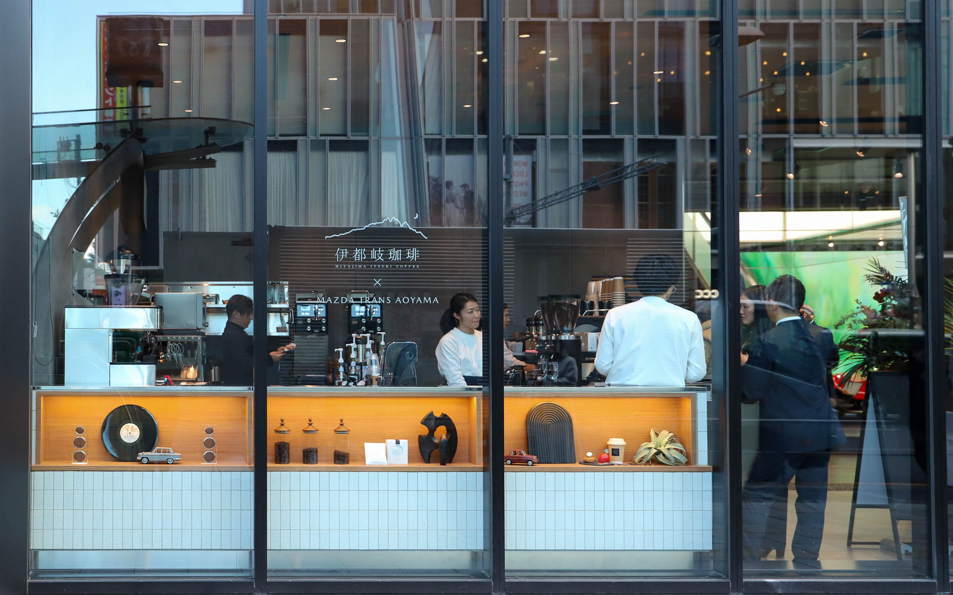 MAZDA TRANS AOYAMAの外観。ガラス張りのため、カフェの様子もうかがえる