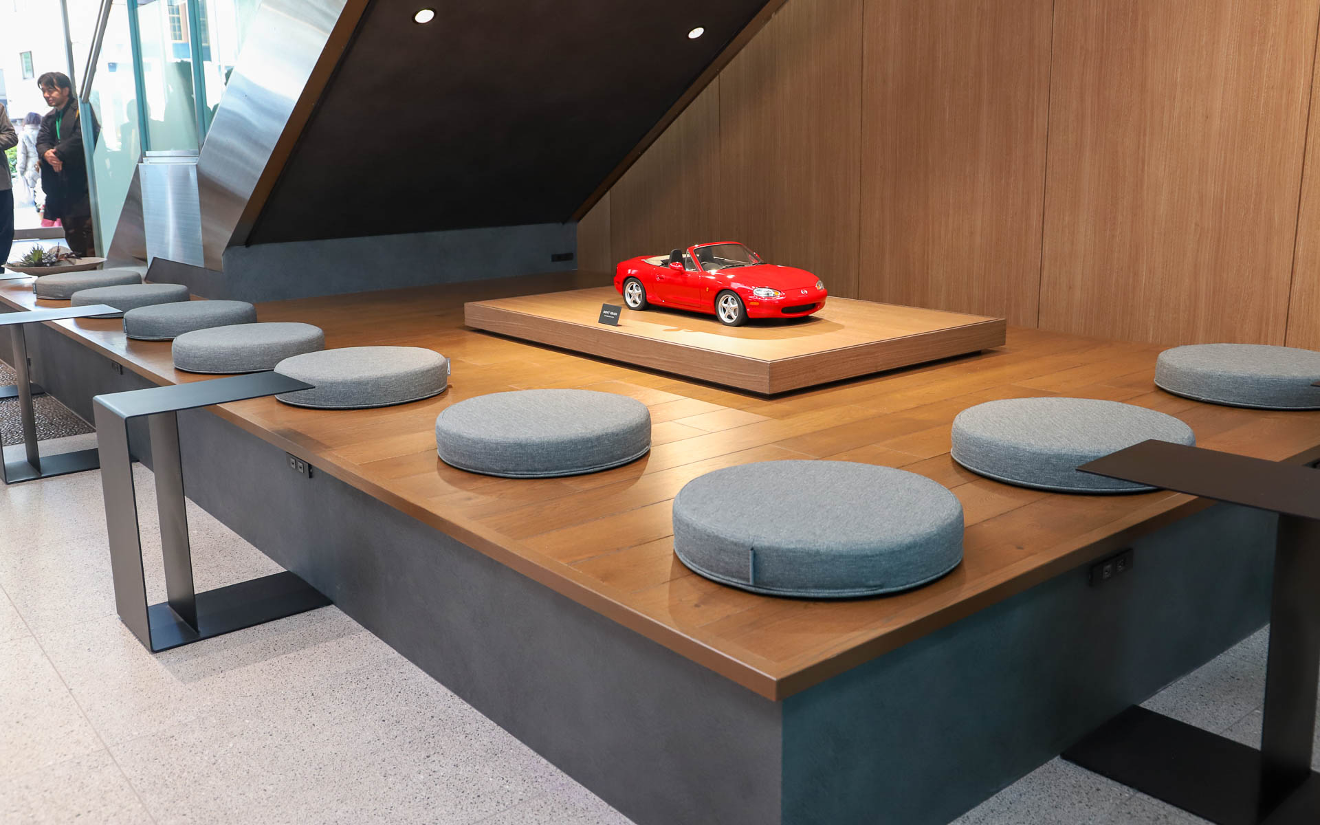 1階のクッション席は、裏返すとマツダ車のシート表皮が使われているものも。懐かしの車種から新しい車種まであるとのことなので、足を運んだ際はぜひ自身の目で確かめてほしい