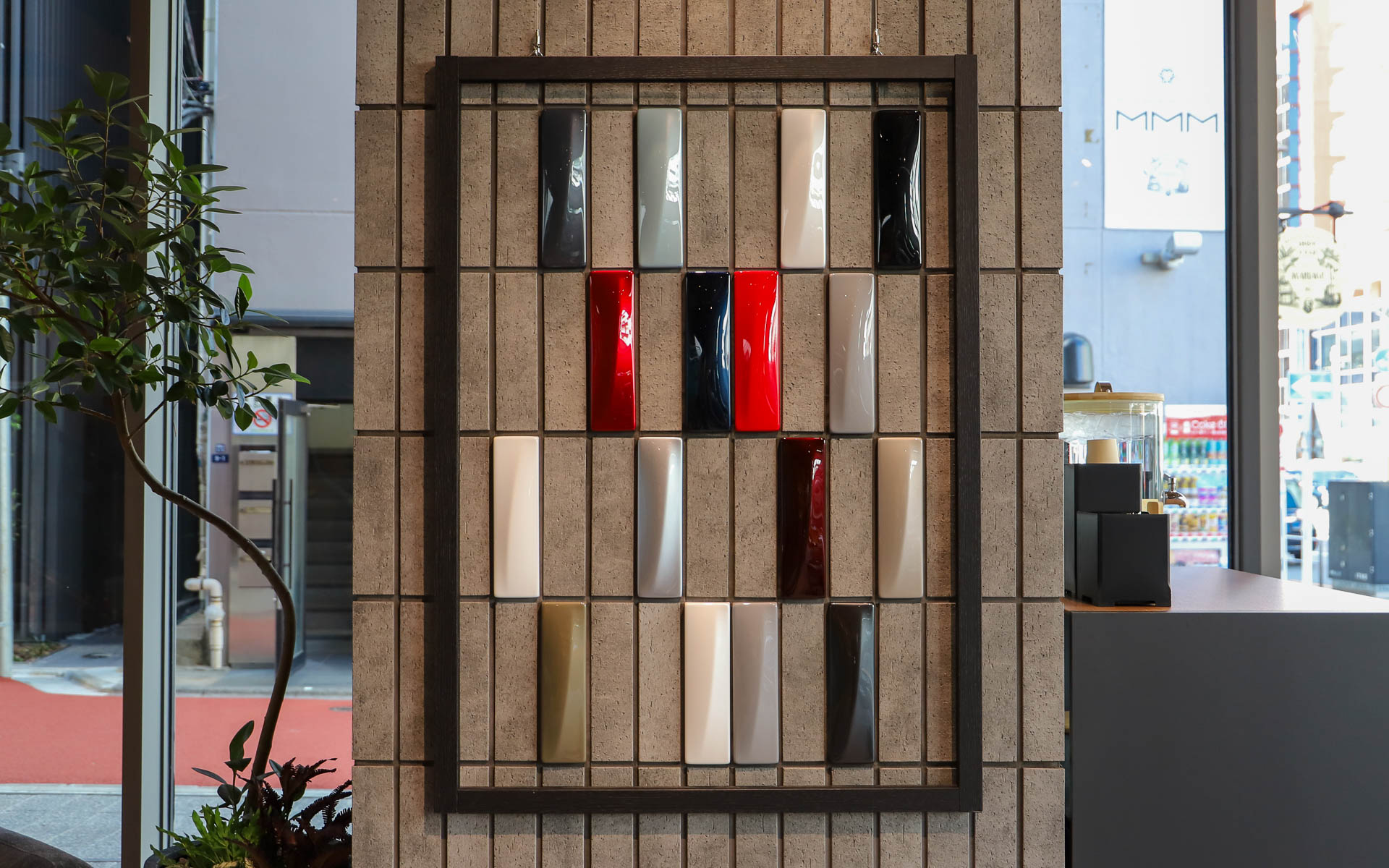 1階の柱にはボディカラーやインテリアの色見本がさりげなく飾られている