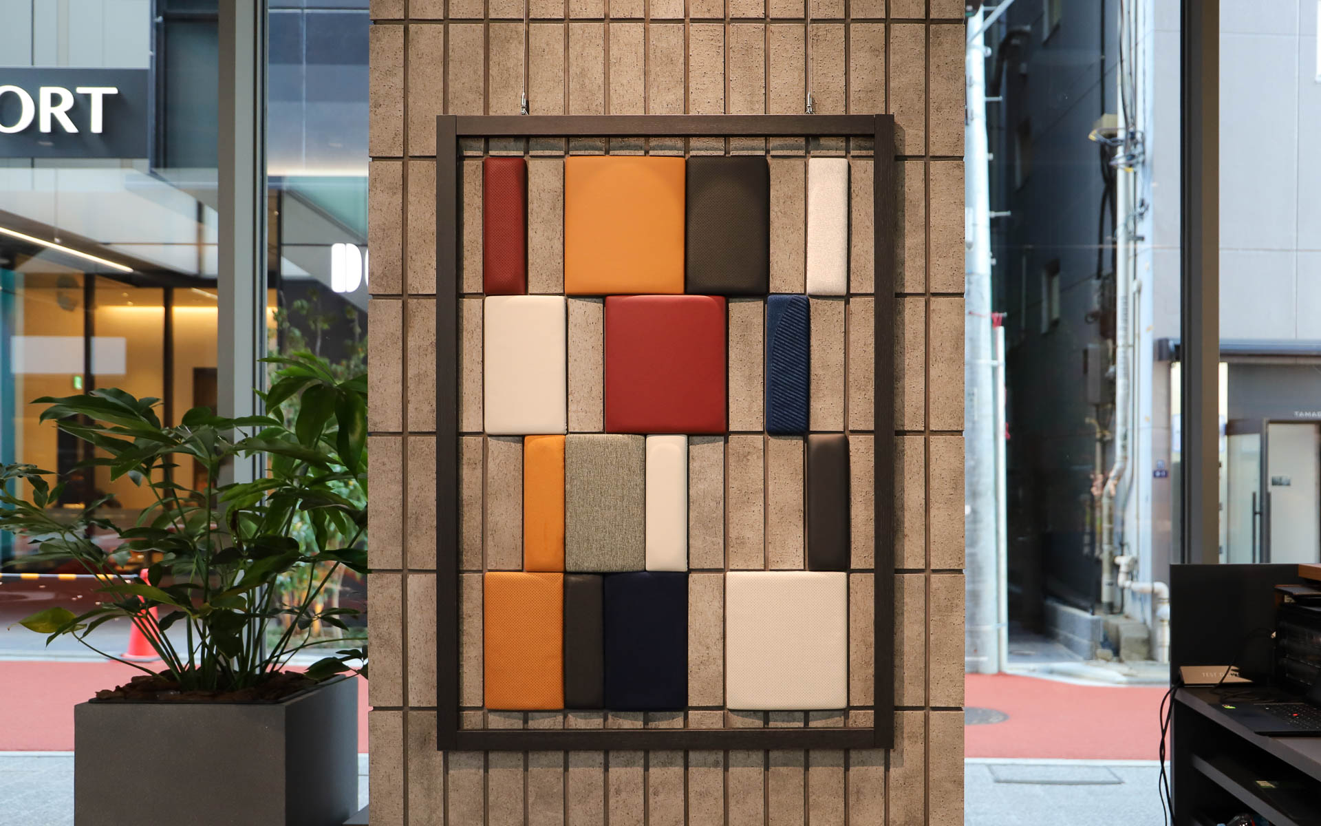 1階の柱にはボディカラーやインテリアの色見本がさりげなく飾られている