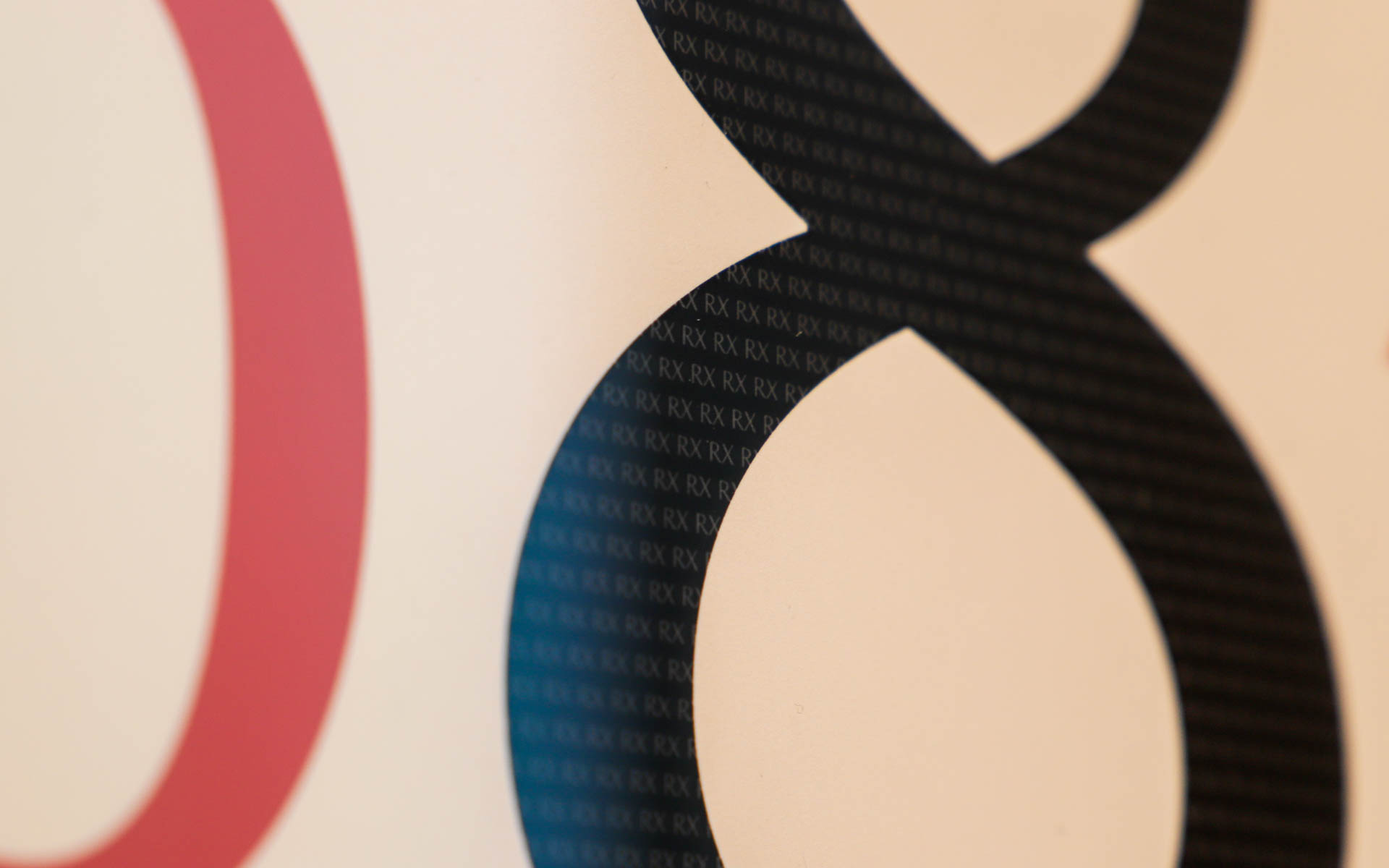 壁面に飾られたアート作品も、ただの数字ではない。近づいてみるとそれぞれの数字にちなんだ車名がうっすら現われる