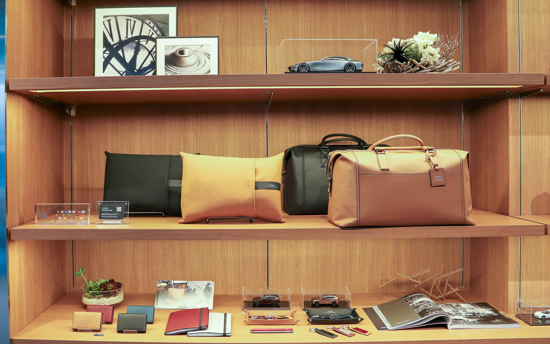 各種マツダグッズも販売される