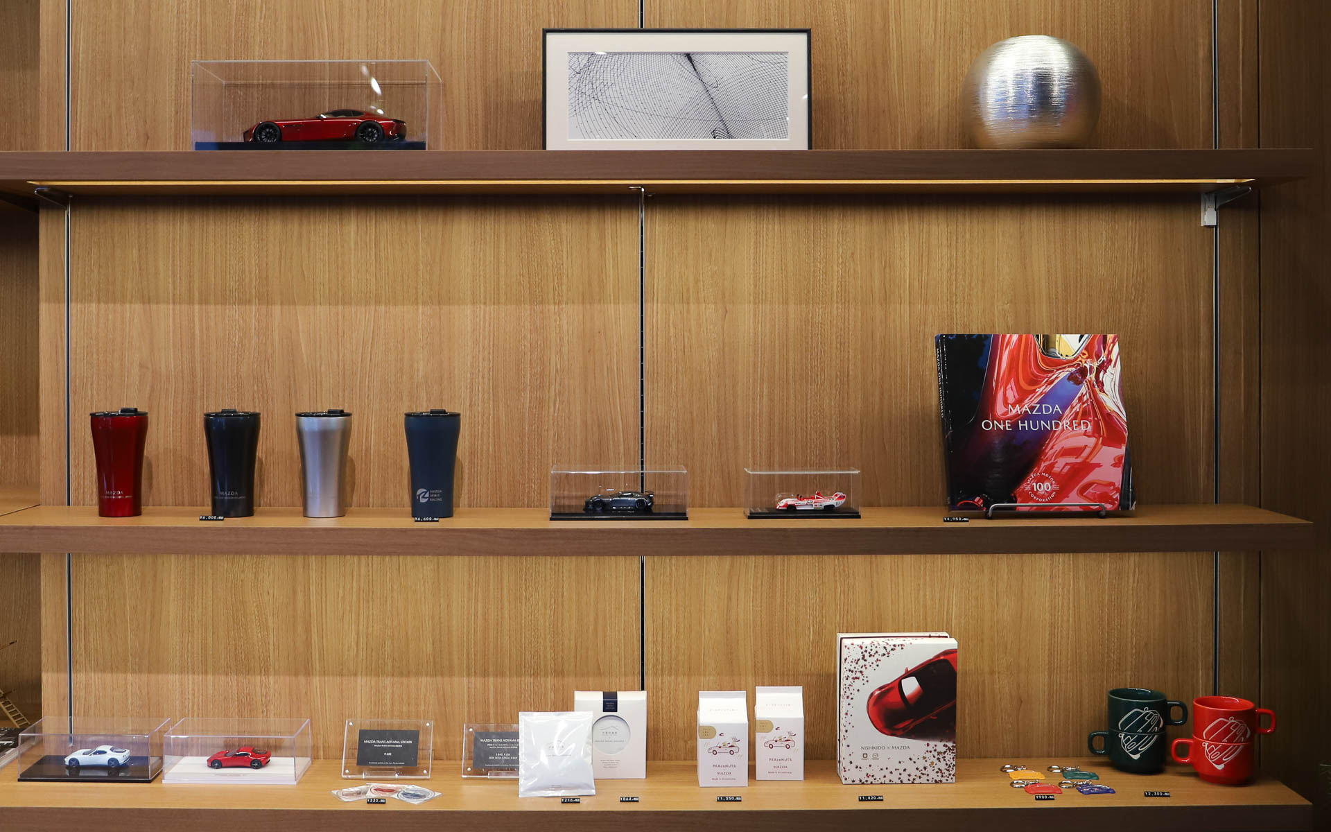 各種マツダグッズも販売される