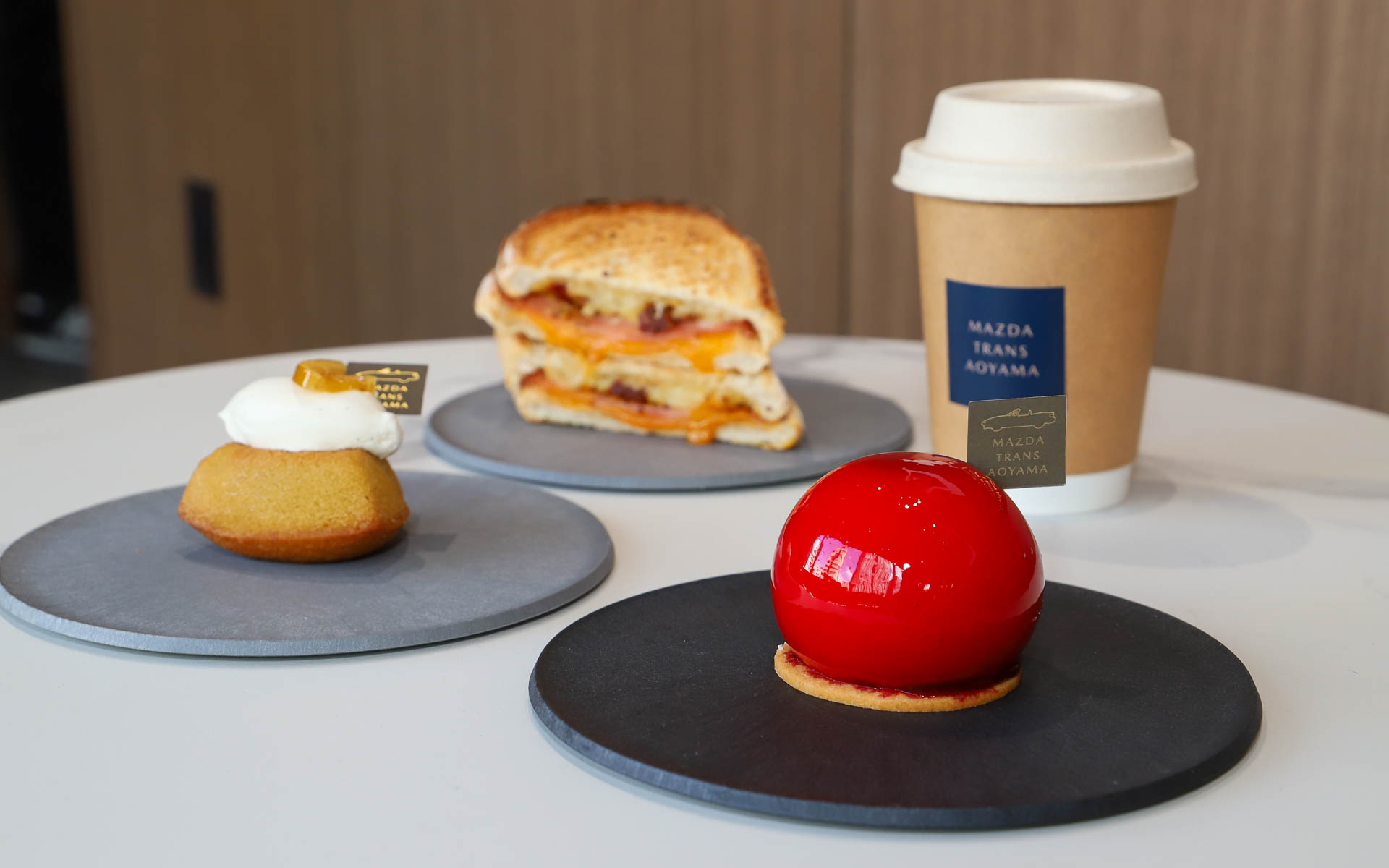 カフェのスイーツメニューには「ソウルレッドクリスタルメタリック」をイメージしたチーズケーキやローターを摸したフィナンシェなどもある