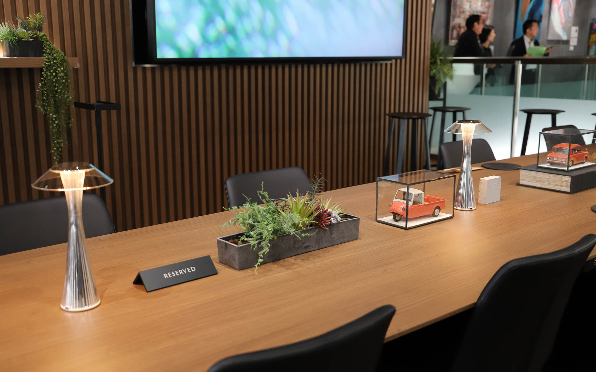 2階には大きなテーブル席や表参道の駅出口が見えるカウンター席を設置