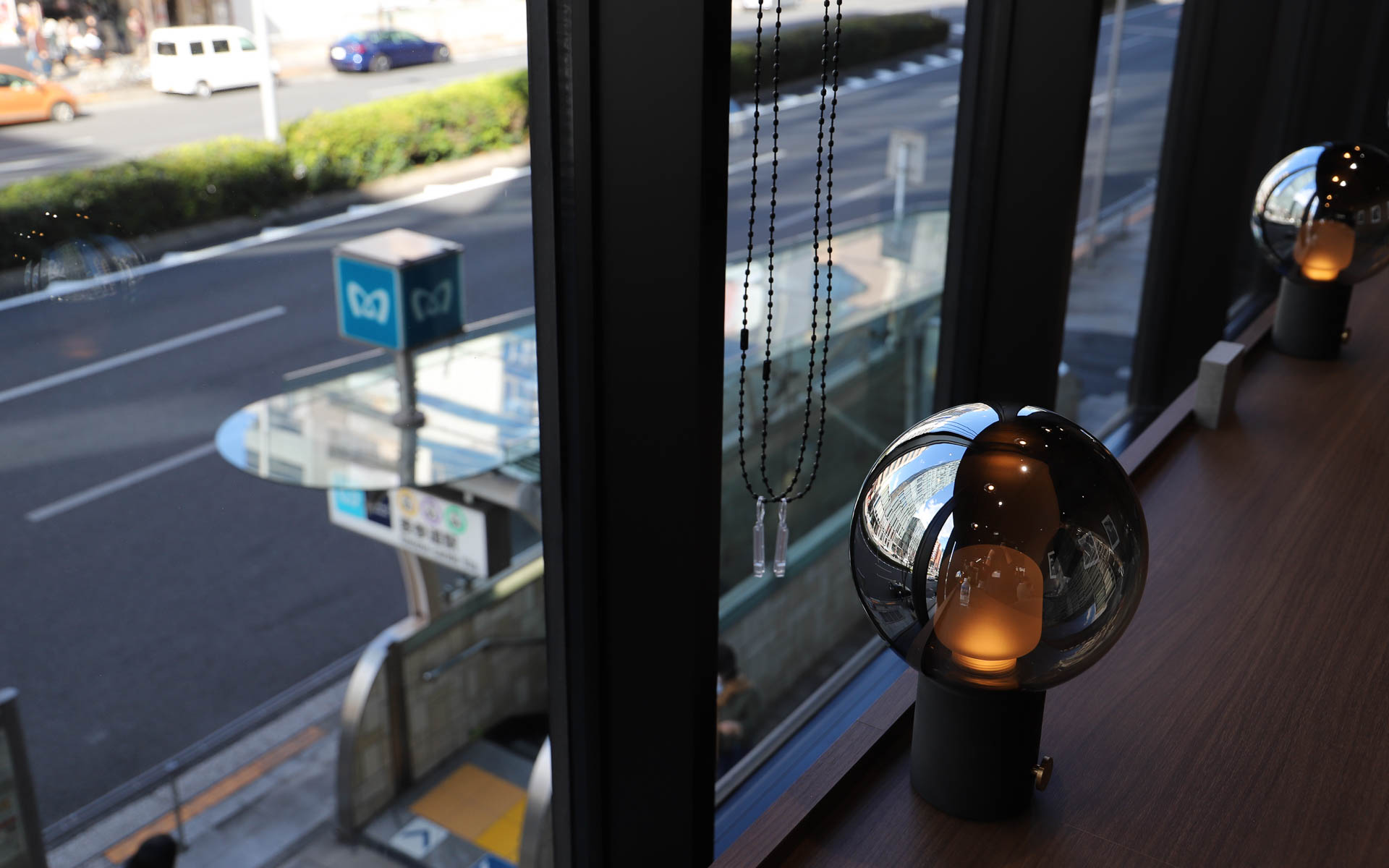 2階には大きなテーブル席や表参道の駅出口が見えるカウンター席を設置