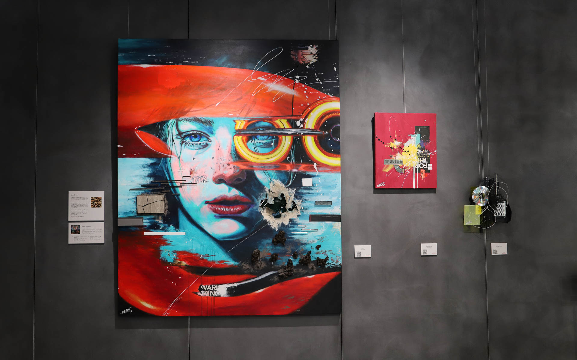 アート作品が並ぶ期間限定のギャラリーも設置。現在は「ACTA＋」の作品が並ぶ