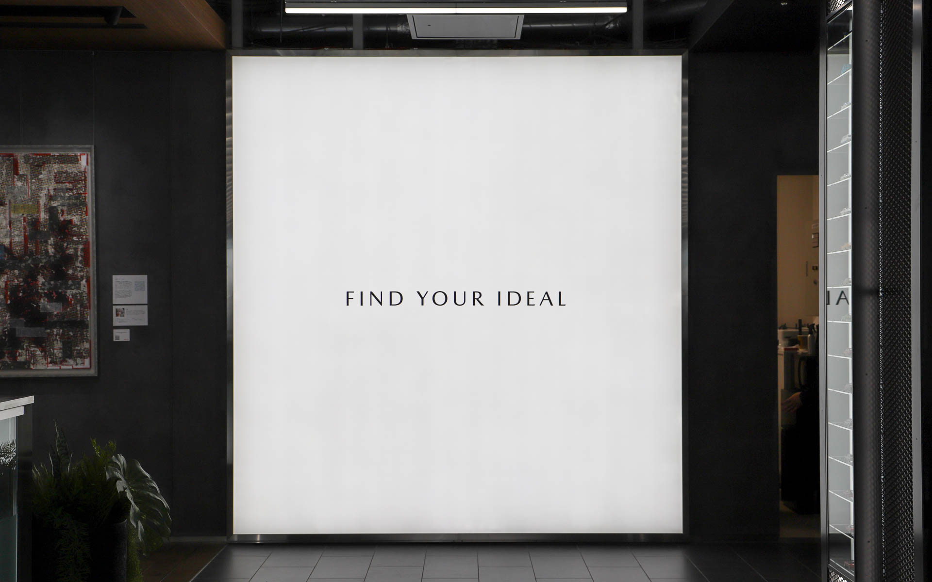 壁面にはMAZDA TRANS AOYAMAのコンセプト「FIND YOUR IDIAL」が掲げられる