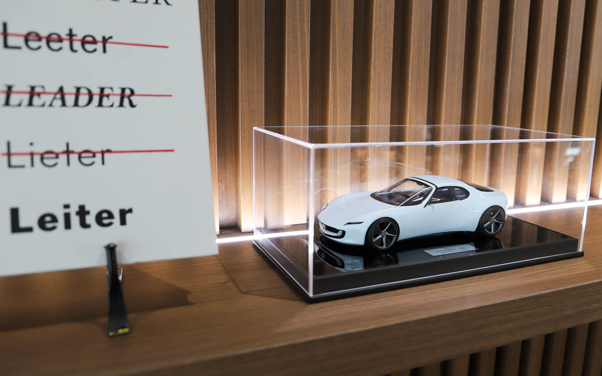 室内の雰囲気になじむように、さりげなくミニカーが飾られている