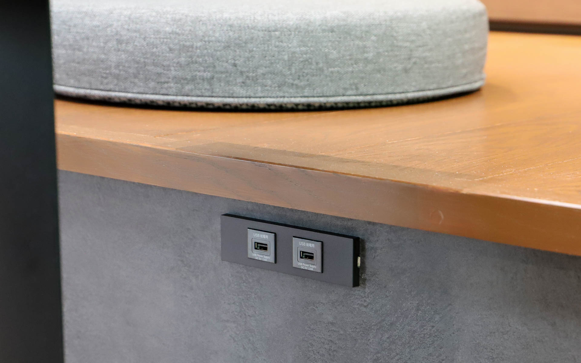 1階と2階の一部の席には充電用のUSBポートやコンセントを設置。買い物の途中で立ち寄れば、休憩しながら充電できるような配慮がされている