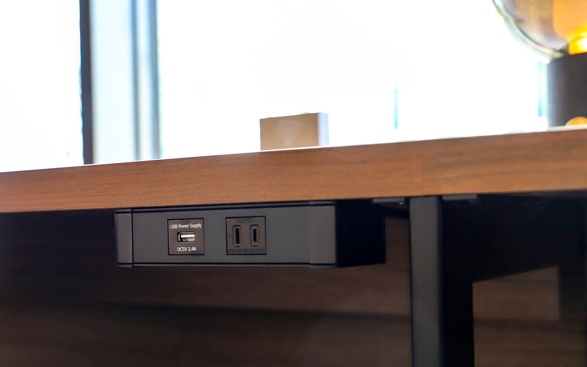 1階と2階の一部の席には充電用のUSBポートやコンセントを設置。買い物の途中で立ち寄れば、休憩しながら充電できるような配慮がされている