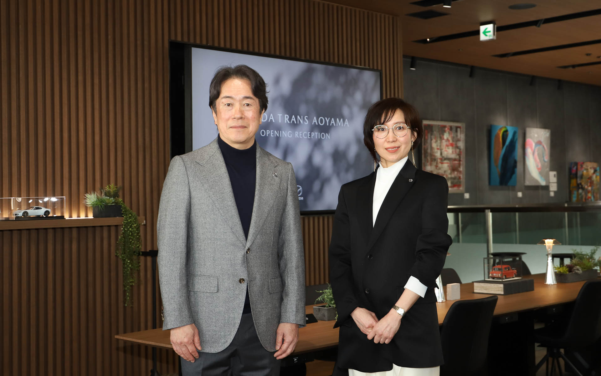 マツダ株式会社 代表取締役社長 兼 CEO 毛籠勝弘氏（左）、MAZDA TRANS AOYAMA ブランドマネージャー 石田陽子氏（右）
