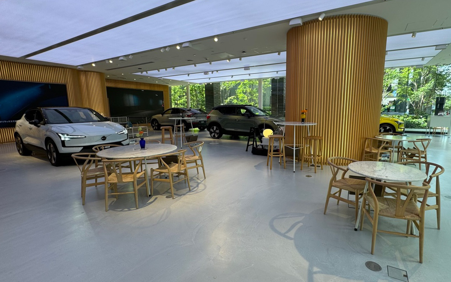 ボルボスタジオ東京のインテリアはスウェーデンの森や空といった自然をイメージして、世界に数か所あるボルボの体験型ブランドスペースで統一されているのだそう。とても気持ちのいい空間です