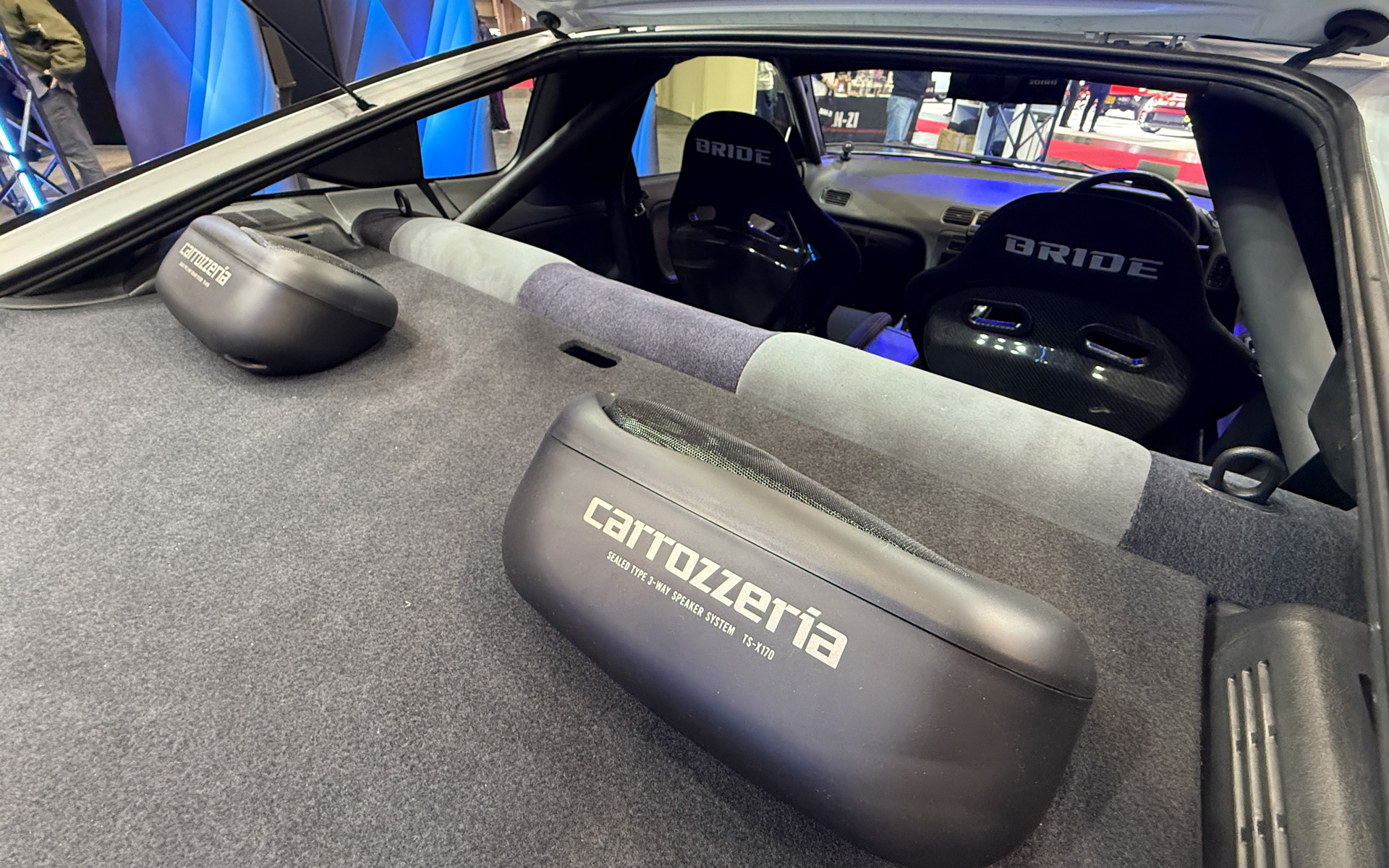 旧車と最新オーディオの組み合わせによるフィット感を確認できる