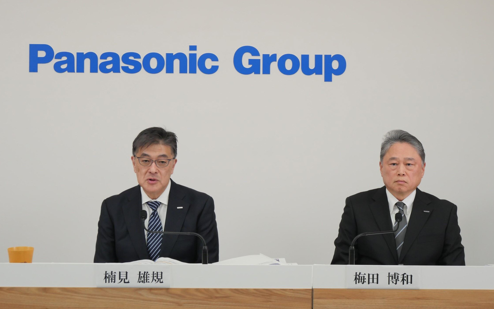 パナソニック ホールディングス株式会社 代表取締役 社長執行役員 楠見雄規氏（左）、パナソニック ホールディングス株式会社 代表取締役　副社長執行役員　グループCFO 梅田博和氏（右）