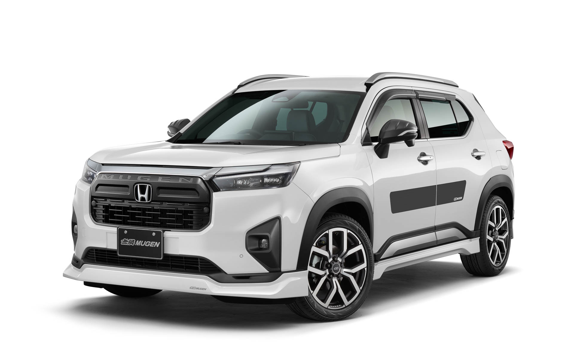 WR-V 無限パーツ装着イメージ（エアロ：プラチナホワイトパール、ホイール：マットガンメタリックミラーフェイス）