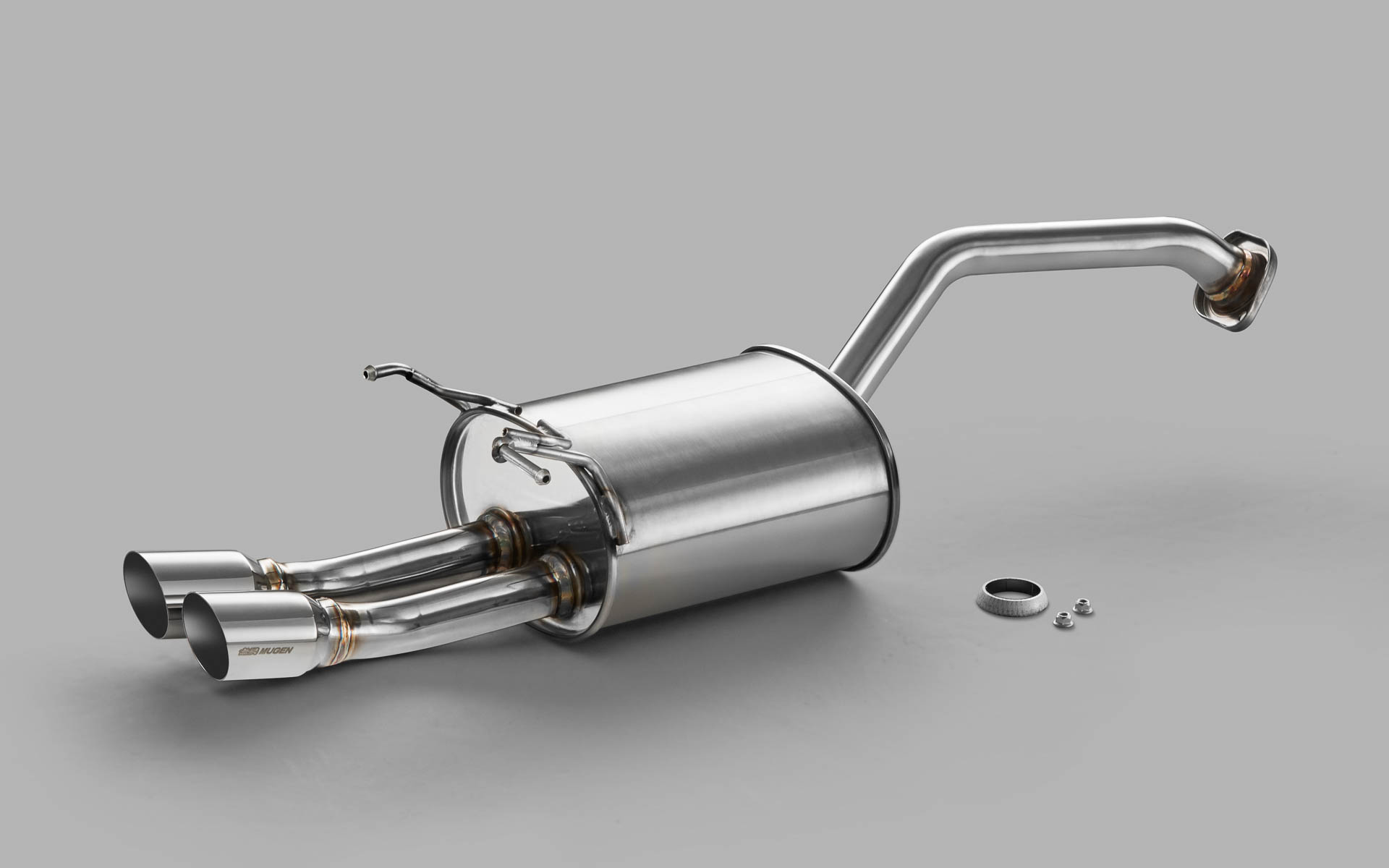 高い排気効率と消音性能を両立し、力強いエキゾーストノートにもこだわって開発したステンレス製スポーツサイレンサー。フィニッシャーはデュアルタイプを採用し、「無限MUGEN」ロゴをレーザー刻印することでスポーティさを演出（装着には無限リアアンダースポイラーまたは無限リアセンターディフューザーが必要）