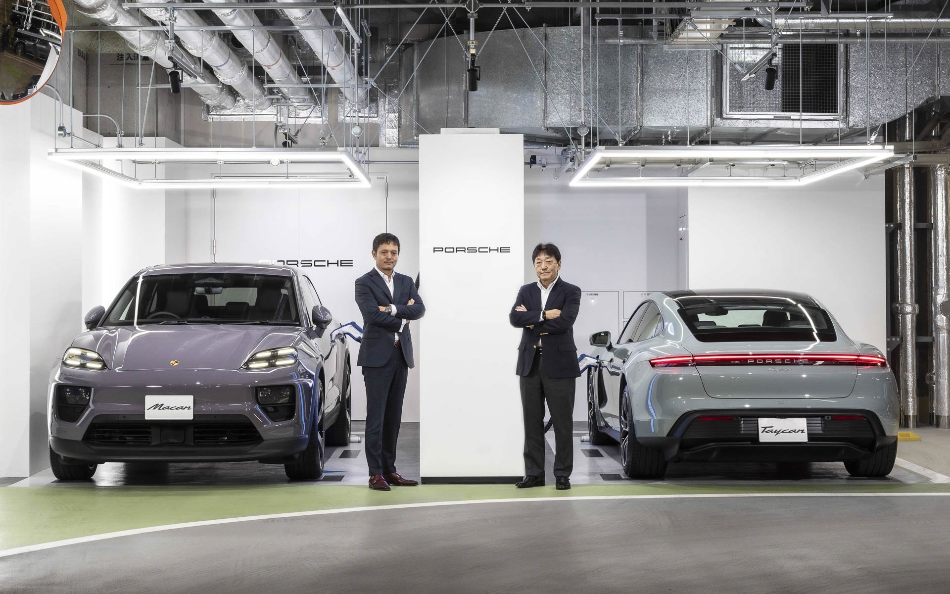 ポルシェジャパン プロダクト＆サービス部 執行役員 藤井隆行氏（左）、森ビル 執行役員 営業本部 オフィス事業部 森賢明氏（右）