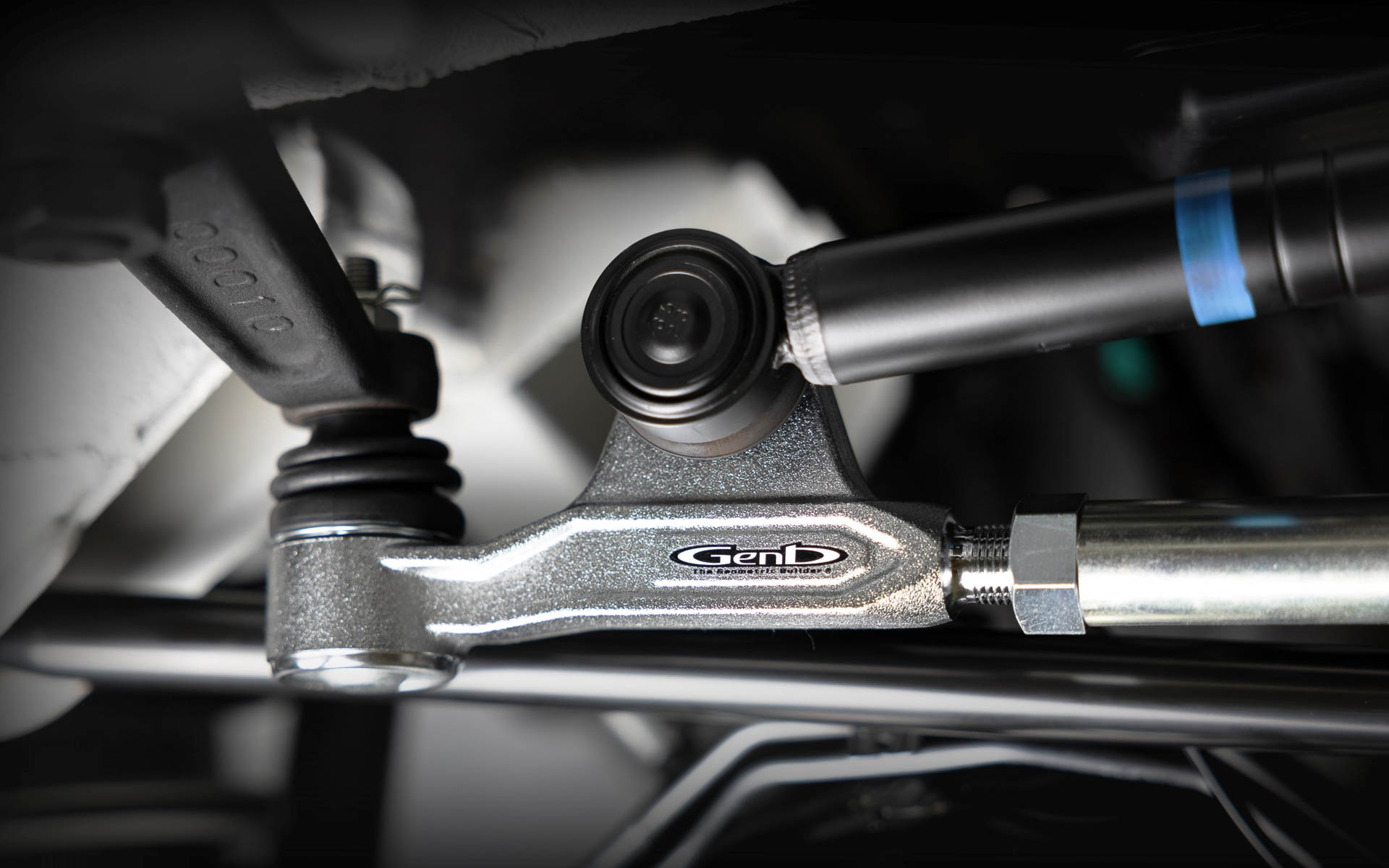 純正ドラッグロッドエンド（左）と比較して、ボールスタッドを延長することでジオメトリーを適正化