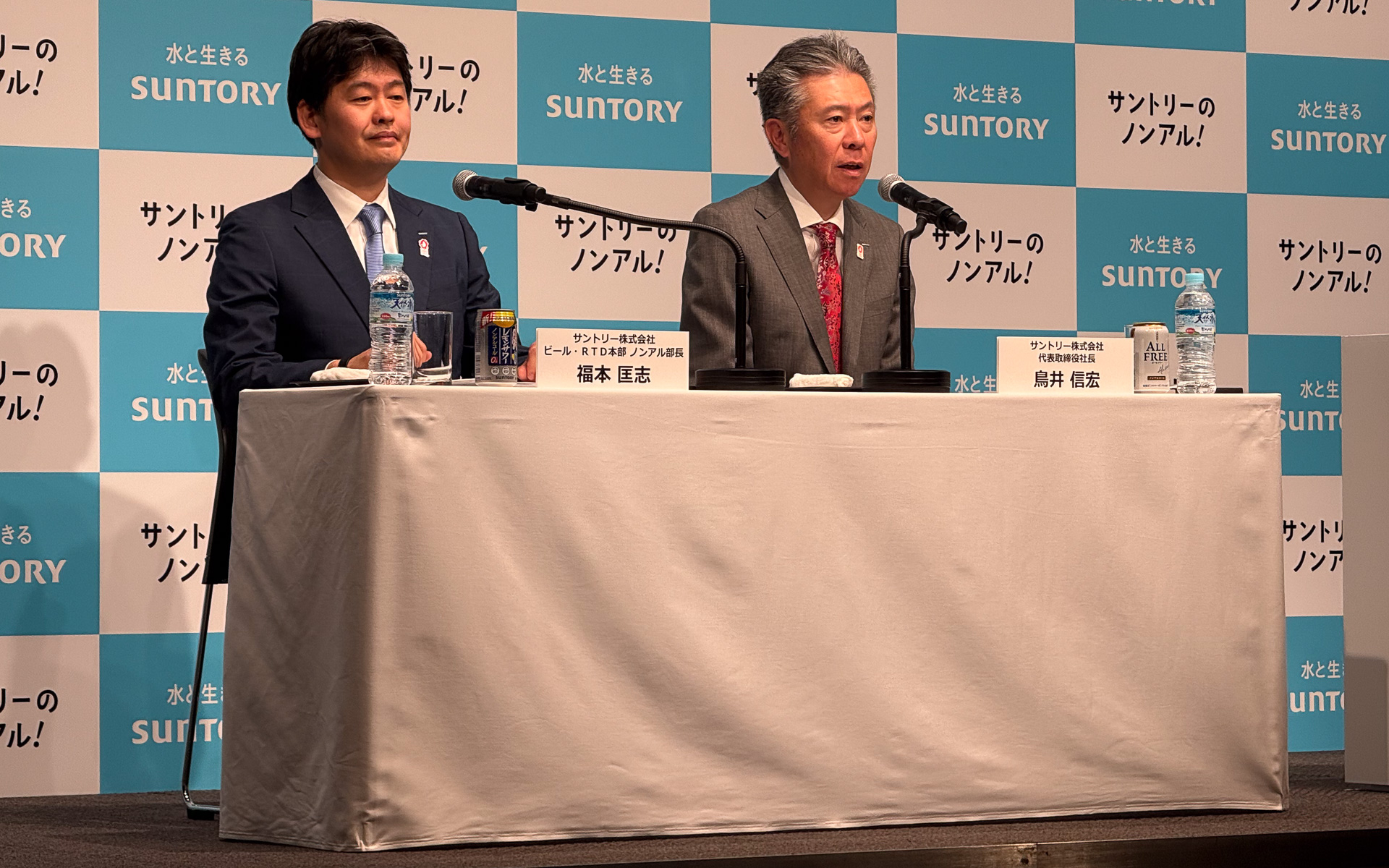サントリー株式会社 代表取締役社長 鳥井信宏氏（右）と、ビール・RTD本部 ノンアル部長 福本匡志氏（左）