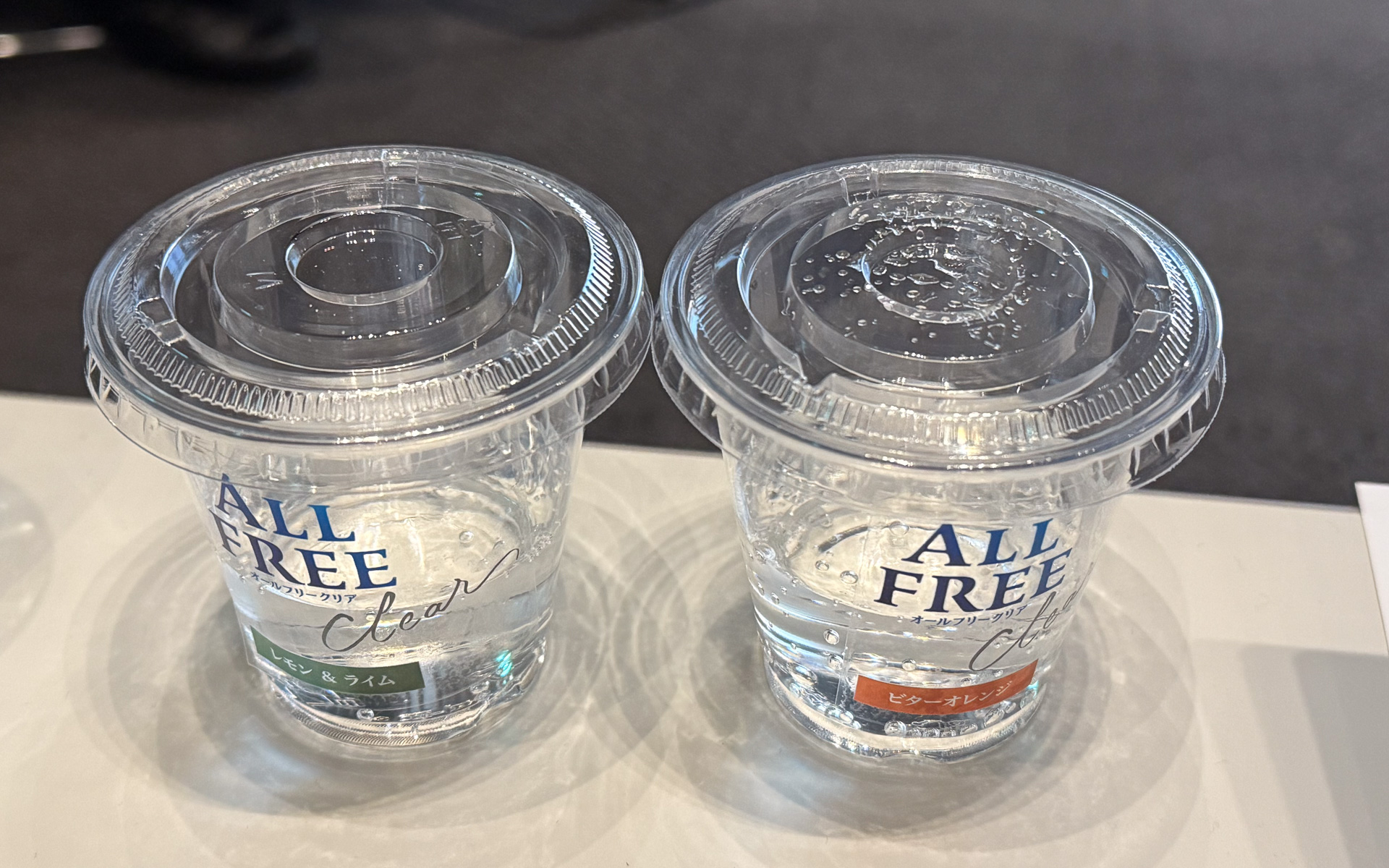 戦略説明会ではノンアルコール飲料の試飲も用意された。壇上の鳥井社長、福本部長もノンアルコール飲料を飲みながらプレゼンテーションを行なった