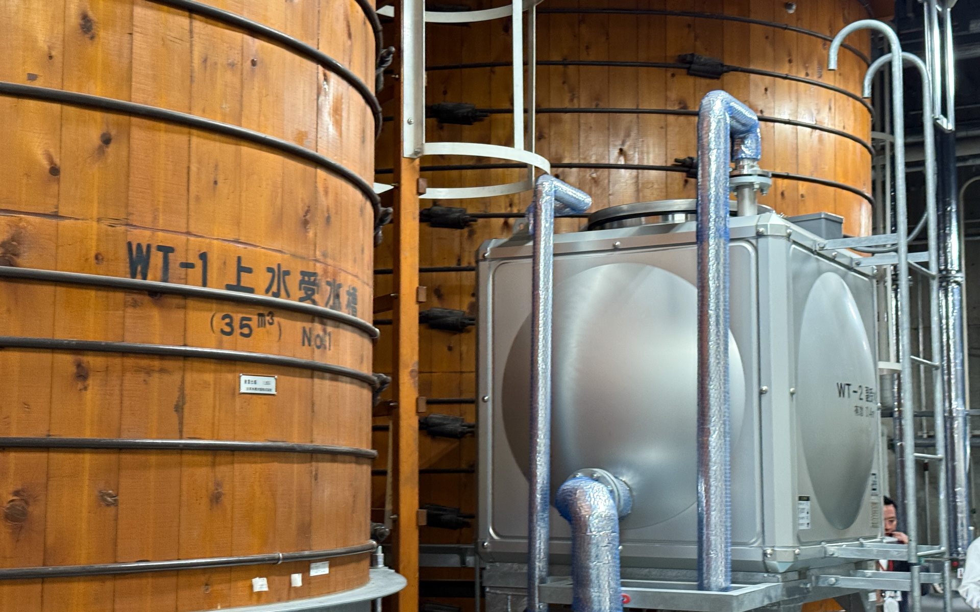 35tのタンクを2つ並べ、70tの水を貯蔵する「ヒバの大樽」