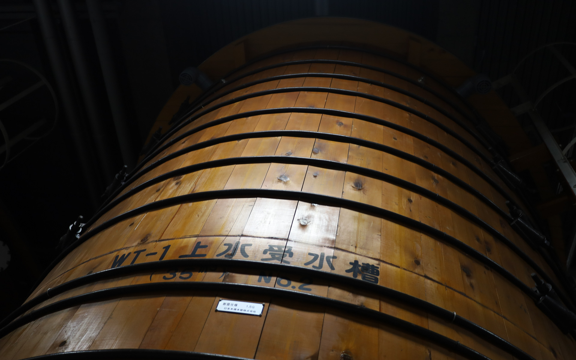 35tのタンクを2つ並べ、70tの水を貯蔵する「ヒバの大樽」