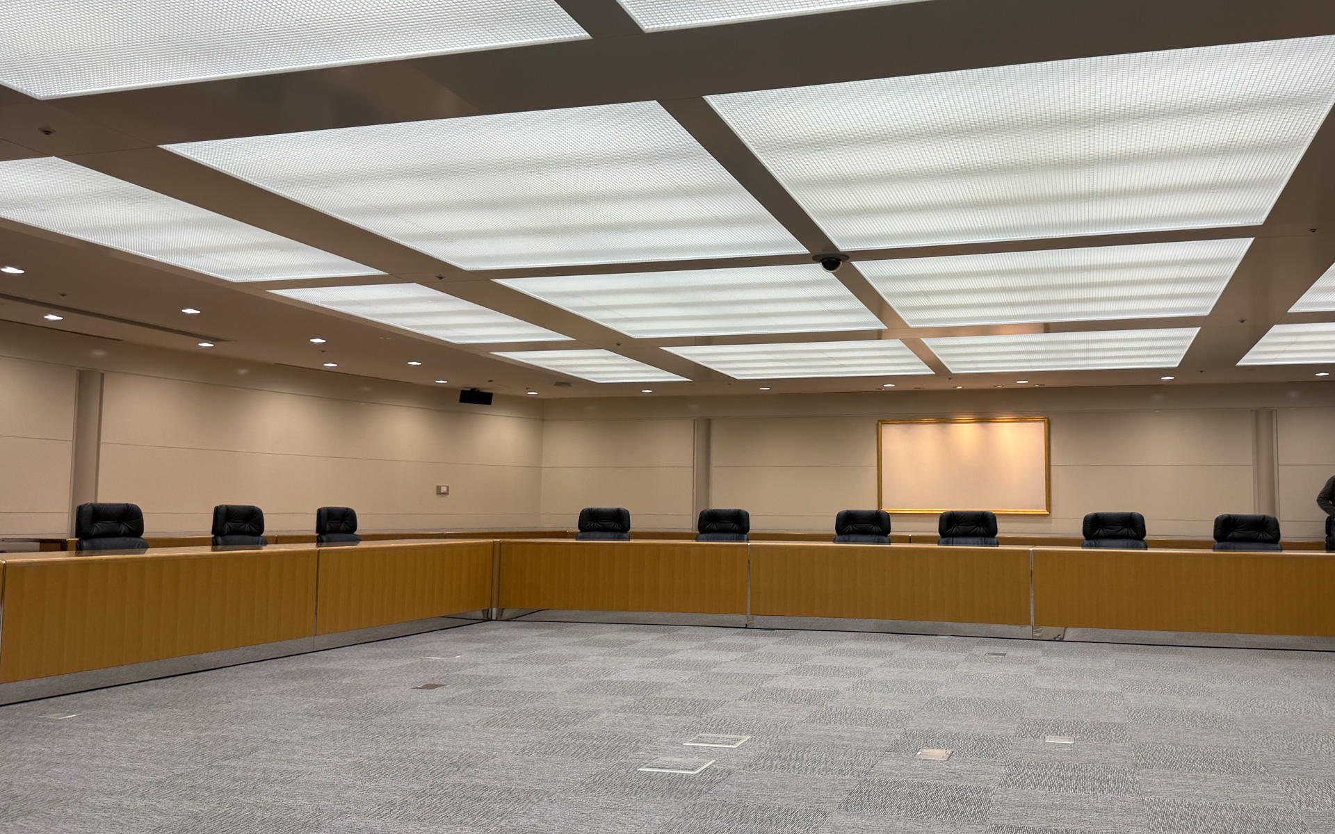 大会議室に掛けられた額縁、何も書いていないように見えるが実は美術作品