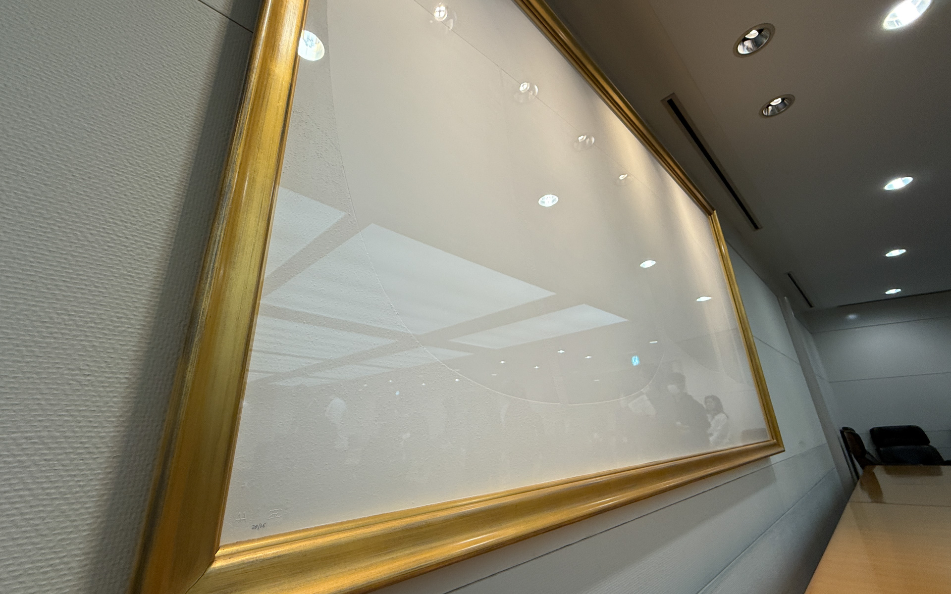 大会議室に掛けられた額縁、何も書いていないように見えるが実は美術作品