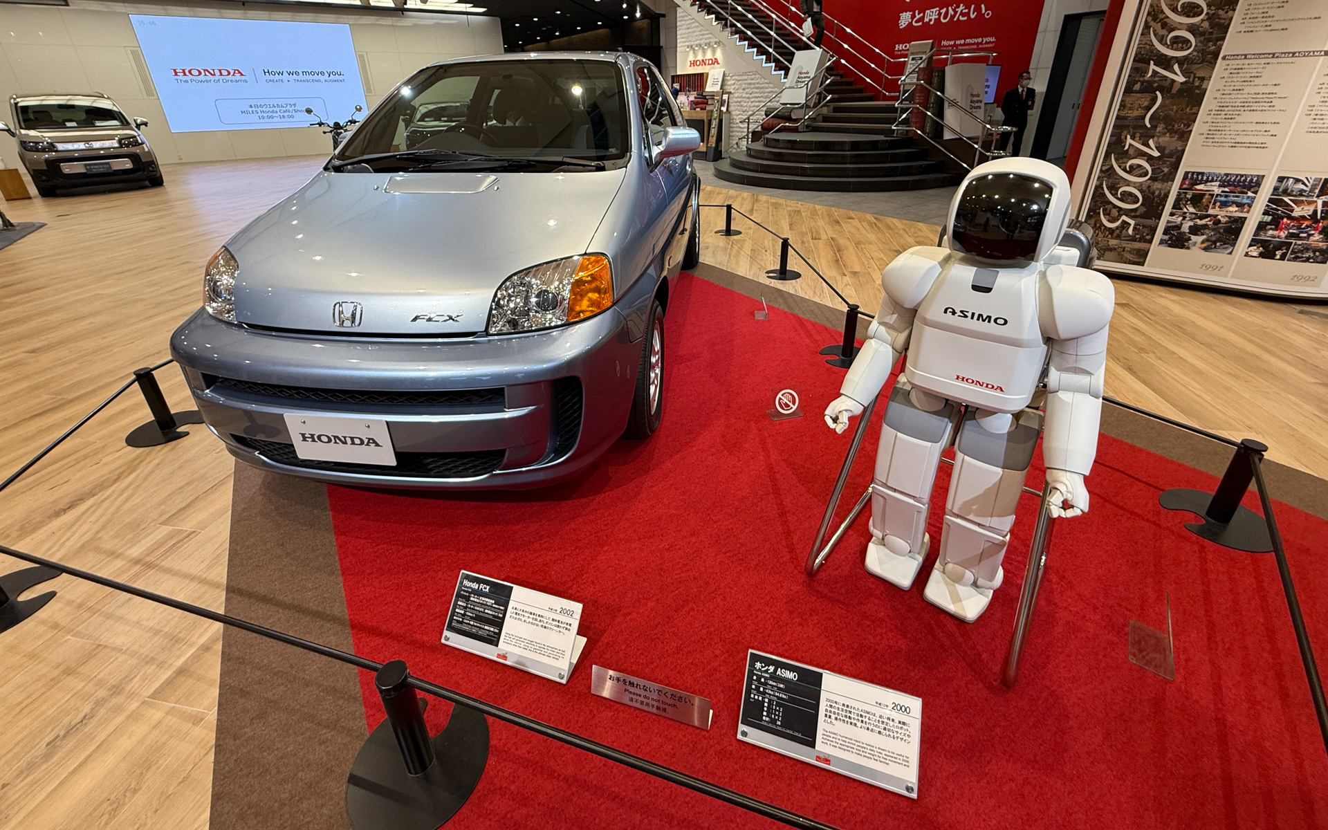 2000年の初代「ASIMO」と2002年の「FCX」