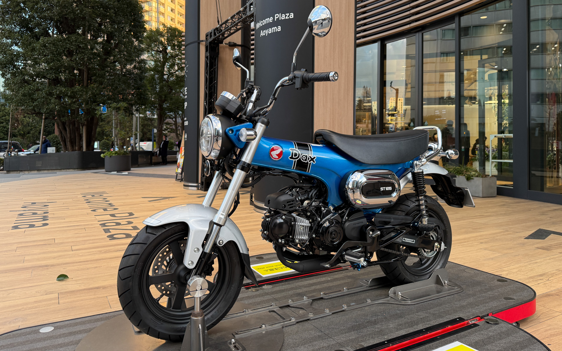 道路からオフセットされビル前に広いスペースを確保