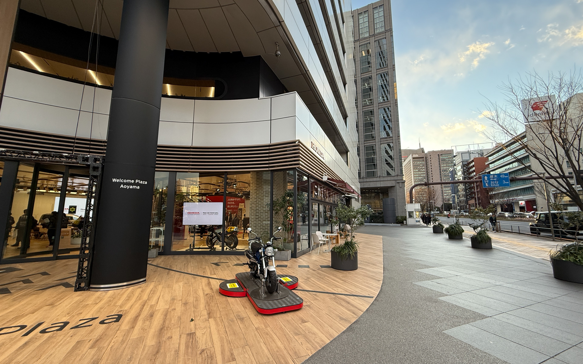 道路からオフセットされビル前に広いスペースを確保