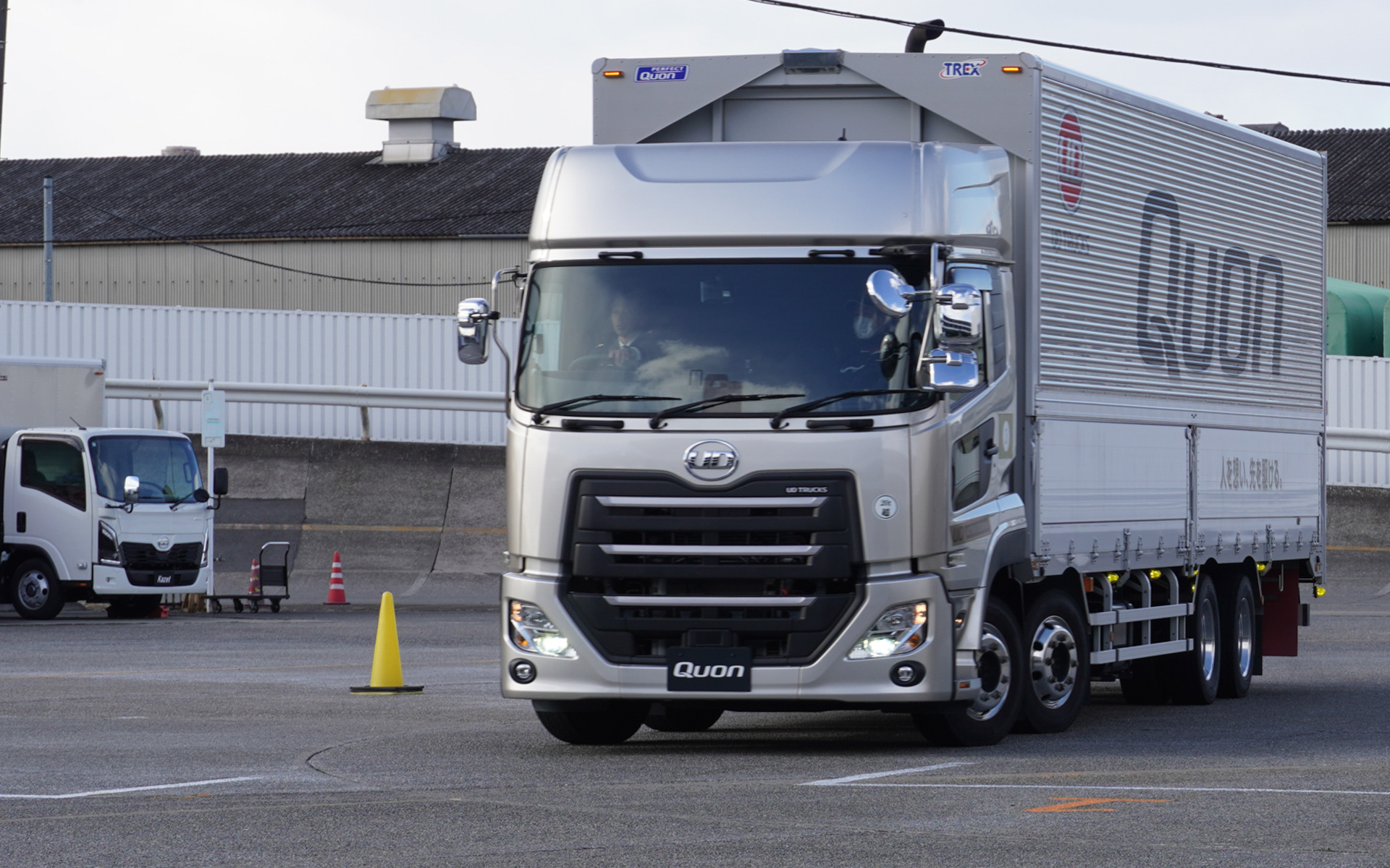 運転体験中のUD・クオン